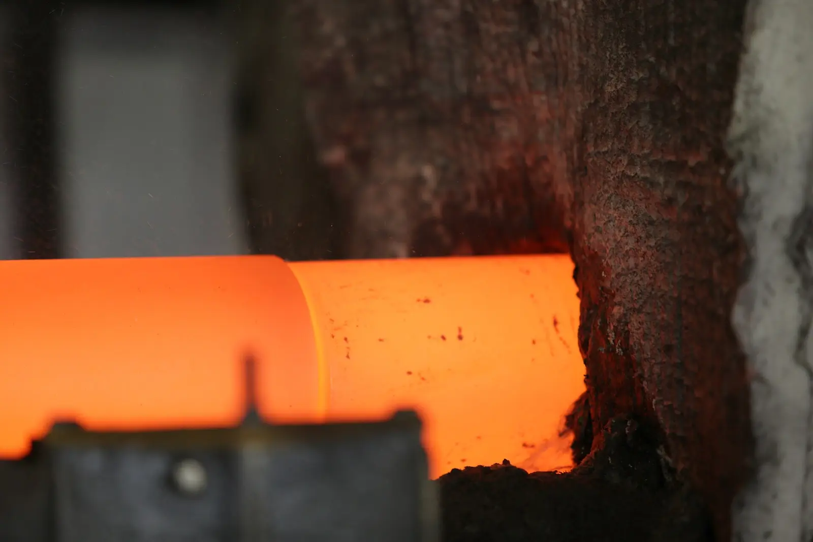 Glühendes Metall während eines industriellen Erwärmungsprozesses
