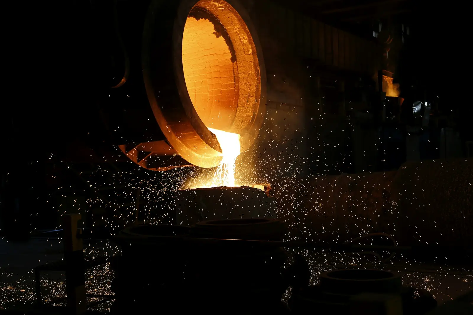 Flüssiges Metall wird in einer industriellen Gießerei abgegossen